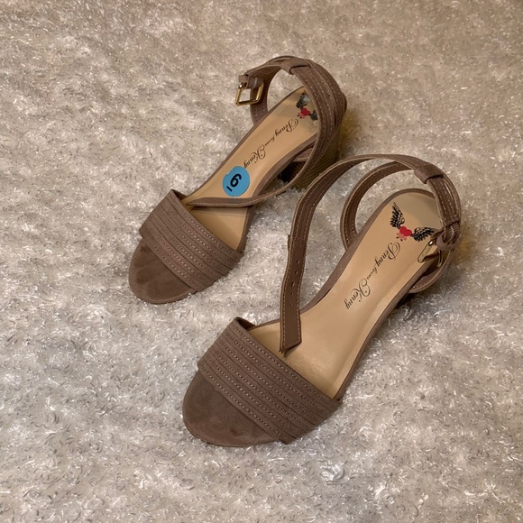 Ankle Strap Block Low Heel Sandals - Picture 6 of 6